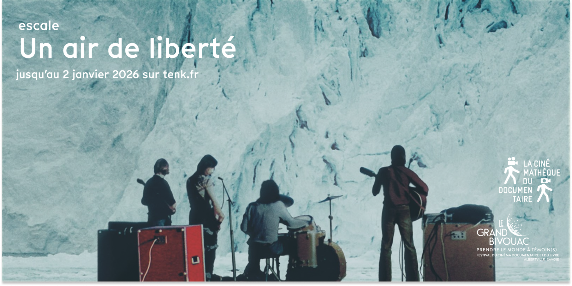 Personnes face à une montagne enneigée